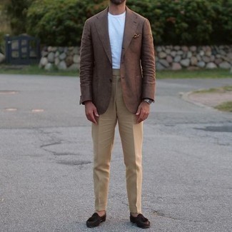 Brown Print Pocket Square Warm Weather Outfits: Parade your skills in menswear styling in this off-duty combo of a brown blazer and a brown print pocket square. Unimpressed with this outfit? Introduce dark brown suede tassel loafers to switch things up.