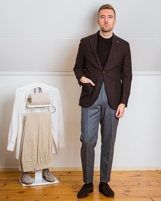 Dark Brown Wool Blazer Warm Weather Outfits For Men: Definitive proof that a dark brown wool blazer and charcoal dress pants look awesome when worn together in a polished getup for today's man. When not sure as to the footwear, complete your look with dark brown suede loafers.