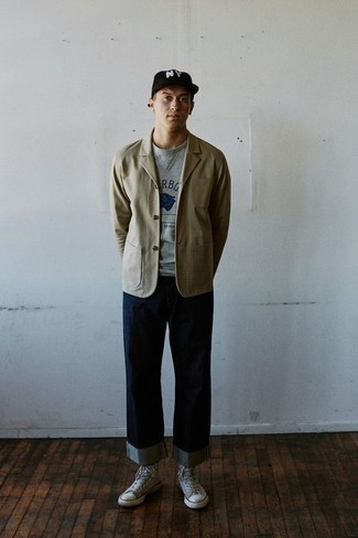 Baseball Cap Outfits For Men: Want to infuse your wardrobe with some contemporary menswear style? Consider wearing a tan blazer and a baseball cap. A good pair of grey canvas high top sneakers ties this ensemble together.