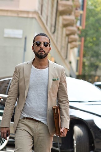 Khaki Jeans Outfits For Men: A beige blazer and khaki jeans are the kind of a fail-safe combo that you so terribly need when you have no time.