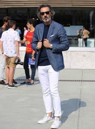 White Pocket Square Casual Outfits: Fashionable and practical, this combination of a blue blazer and a white pocket square will provide you with excellent styling opportunities. For a trendy mix, complete your ensemble with white canvas low top sneakers.