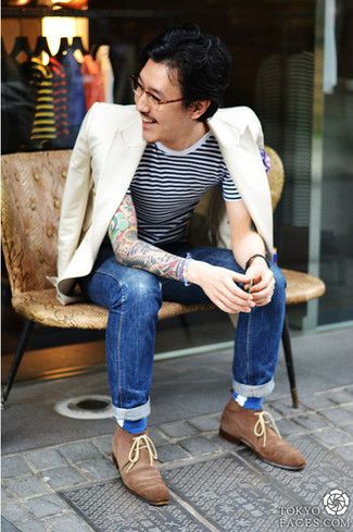 For an outfit that's very straightforward but can be styled in plenty of different ways, wear a white blazer and blue jeans. Let your styling expertise really shine by complementing this ensemble with brown suede desert boots.