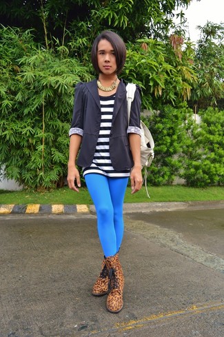 Blue Leggings with Crew-neck T-shirt Outfits (5 ideas & outfits
