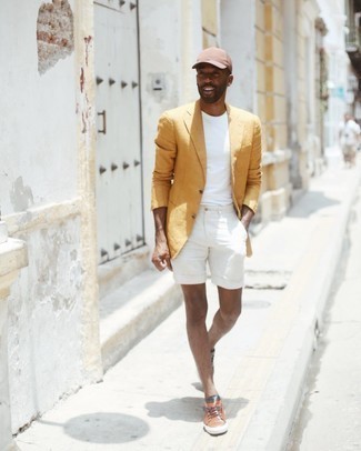 Brown Leather Low Top Sneakers Outfits For Men: Choose a yellow blazer and white shorts to achieve a sleek and sophisticated ensemble. Brown leather low top sneakers are a guaranteed way to give an air of stylish effortlessness to this outfit.