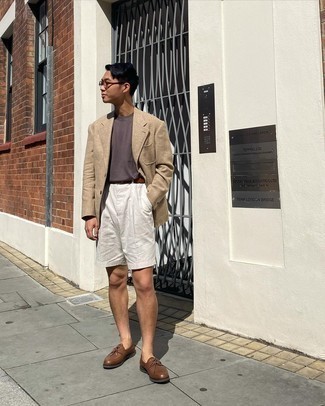 Dark Brown Leather Boat Shoes Outfits: When it comes to timeless elegance, this pairing of a tan blazer and white shorts is the ultimate look. Inject a playful vibe into your ensemble by finishing off with a pair of dark brown leather boat shoes.