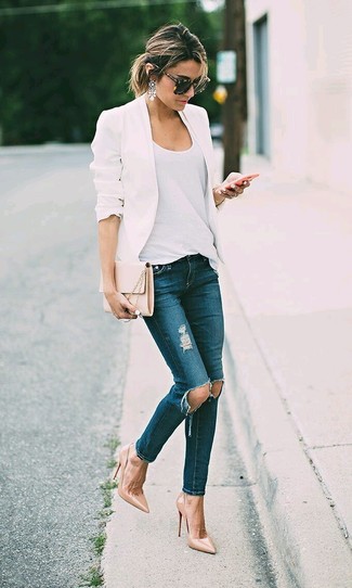Beige Leather Clutch Outfits: Choose a white blazer and a beige leather clutch for an unexpectedly cool outfit. Puzzled as to how to finish? Complete this outfit with a pair of tan leather pumps to ramp up the wow factor.