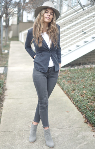 Grey Skinny Jeans Outfits: A grey blazer and grey skinny jeans are a combination that every cool girl should have in her casual styling arsenal. If you wish to easily lift up this look with one single piece, complement your getup with a pair of grey suede ankle boots.