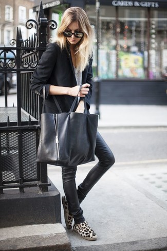 Black Leather Skinny Jeans Outfits: Consider teaming a black blazer with black leather skinny jeans for a casual and fashionable getup. Add a pair of beige leopard suede loafers to the equation to instantly jazz up the look.