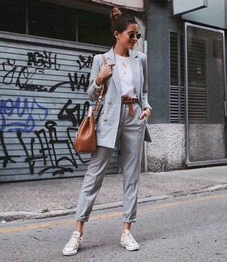 Cómo Combinar Un Blazer Gris Con Unos Tenis De Lona Blancos