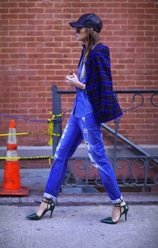 Blue Ripped Boyfriend Jeans Outfits: Wear a blue plaid blazer and blue ripped boyfriend jeans if you're searching for an outfit idea for when you want to look edgy and casual. If you need to instantly rev up this outfit with one piece, complement your ensemble with dark green leather pumps.