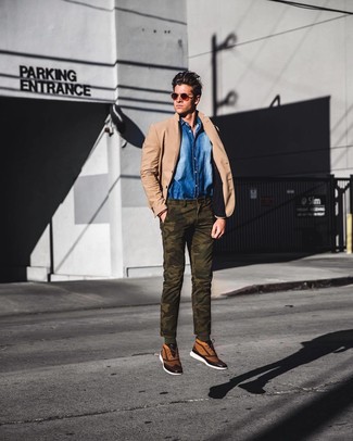 Beige Canvas High Top Sneakers Outfits For Men: When the occasion calls for an effortlessly neat ensemble, you can easily go for a tan blazer and olive camouflage chinos. Inject a dose of stylish nonchalance into this look with beige canvas high top sneakers.