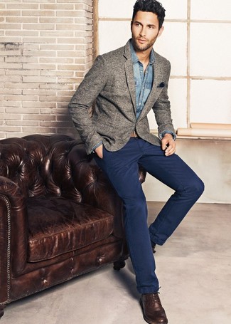 Loving how this smart casual combination of a grey wool blazer and navy chinos immediately makes any man look stylish. Let your sartorial savvy truly shine by finishing this getup with dark brown leather brogues.