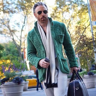 White Scarf Outfits For Men: If you're obsessed with comfort styling when it comes to fashion, you'll appreciate this contemporary combo of a dark green knit blazer and a white scarf.