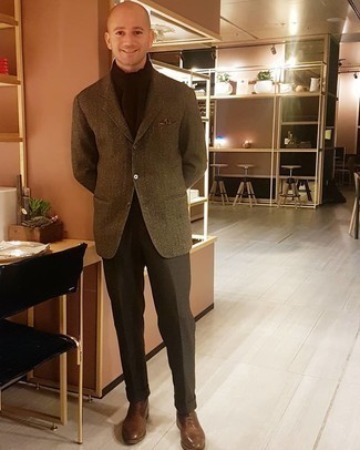 Brown Leather Oxford Shoes Outfits: You'll be surprised at how extremely easy it is to pull together this refined outfit. Just an olive herringbone wool blazer and dark brown dress pants. Brown leather oxford shoes will bring a refined aesthetic to the ensemble.