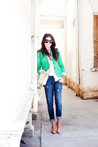 Boyfriend Jeans Outfits: This laid-back combo of a green blazer and boyfriend jeans is capable of taking on different nuances according to how you style it. You can get a little creative on the shoe front and introduce a pair of beige leather pumps to the equation.
