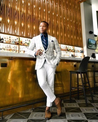 White Cargo Pants Outfits: This off-duty combination of a white plaid blazer and white cargo pants is super easy to pull together in no time flat, helping you look dapper and ready for anything without spending a ton of time rummaging through your wardrobe. For a smarter twist, why not introduce a pair of brown suede oxford shoes to the equation?