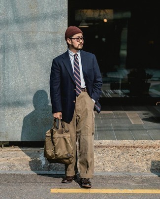 Dark Brown Beanie Outfits For Men: This pairing of a navy wool blazer and a dark brown beanie offers comfort and functionality and helps keep it clean yet modern. You could perhaps get a little creative with footwear and smarten up this ensemble with a pair of dark brown leather derby shoes.