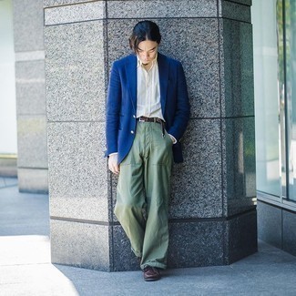 Dark Brown Leather Boat Shoes Outfits: Marrying a navy blazer and olive chinos is a guaranteed way to inject personality into your daily styling lineup. Go ahead and add a pair of dark brown leather boat shoes to the mix for a more relaxed vibe.