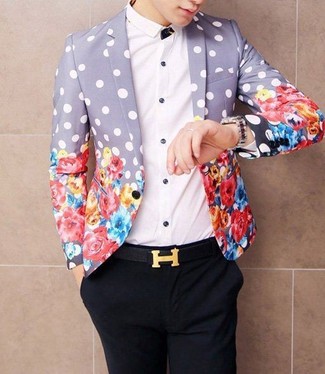 Floral Blazer Outfits For Men: For an outfit that's city-style-worthy and casually classic, consider wearing a floral blazer and black chinos.