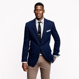 What color shirt and tie with khaki pants