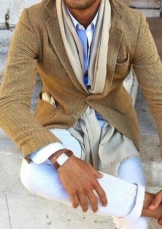 Tan Leather Gloves Outfits For Men: A tan herringbone wool blazer and tan leather gloves are absolute must-haves if you're crafting a casual wardrobe that matches up to the highest menswear standards.