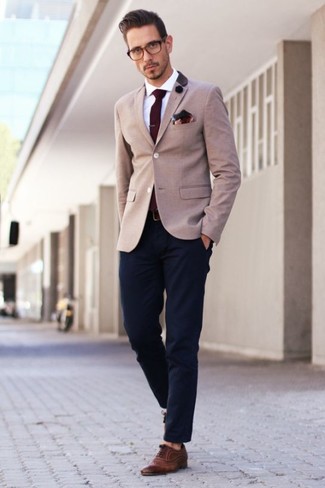 Burgundy Wool Tie Outfits For Men: Pairing a brown blazer and a burgundy wool tie is a surefire way to inject rugged elegance into your daily rotation. For extra style points, add a pair of dark brown leather oxford shoes to the equation.
