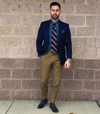 Navy Vertical Striped Tie Smart Casual Outfits For Men: Marrying a navy blazer with a navy vertical striped tie is an on-point option for a sharp and polished ensemble. When not sure as to what to wear when it comes to shoes, stick to navy leather oxford shoes.