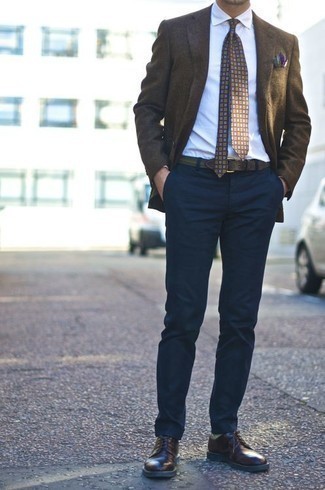 Dark Brown Leather Derby Shoes Outfits: A dark brown blazer and navy chinos are the kind of effortlessly classic pieces that you can style a hundred of ways. Add dark brown leather derby shoes to this ensemble for a dose of class.