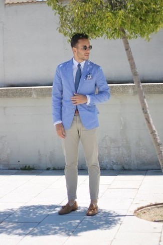 Blue Tie Outfits For Men: A light blue blazer and a blue tie are a truly smart outfit for you to try. Let your outfit coordination sensibilities truly shine by complementing your getup with tan suede tassel loafers.