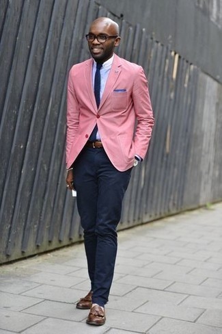 Hot Pink Blazer Outfits For Men: Take your sartorial game to a new level in this pairing of a hot pink blazer and navy chinos. And if you want to effortlessly kick up this ensemble with one single item, complement your look with a pair of brown leather tassel loafers.