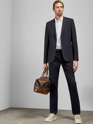 Brown Leather Duffle Bag Outfits For Men: For an off-duty ensemble, marry a navy blazer with a brown leather duffle bag — these items fit nicely together. Complement this ensemble with a pair of beige leather low top sneakers for a dose of class.