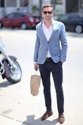 Brown Suede Belt Outfits For Men: We all seek comfort when it comes to fashion, and this casual street style combo of a light blue blazer and a brown suede belt is a great illustration of that. Make your look a bit more polished by finishing off with a pair of brown suede double monks.