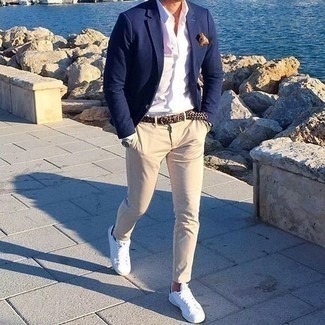 Beige Pocket Square Outfits: Look stylish without trying too hard in a navy blazer and a beige pocket square. White canvas low top sneakers will give a sense of polish to an otherwise mostly dressed-down look.