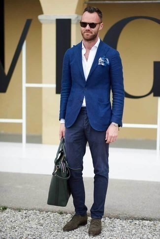 Dark Green Leather Tote Bag Outfits For Men: This casual street style combo of a blue blazer and a dark green leather tote bag is very versatile and apt for whatever's on your errand list today. Dark brown suede derby shoes will give a sense of sophistication to an otherwise utilitarian look.