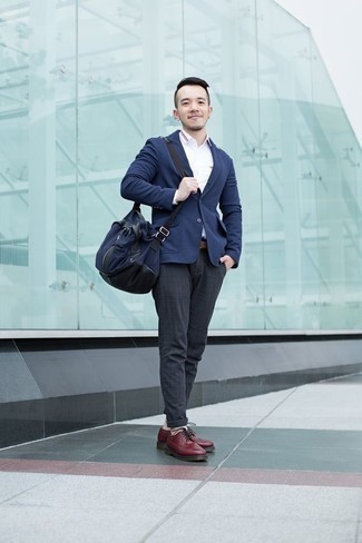 Navy Canvas Messenger Bag Outfits: If you like contemporary combinations, then you'll appreciate this pairing of a navy blazer and a navy canvas messenger bag. Perk up your ensemble with burgundy leather derby shoes.