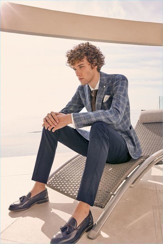White Pocket Square Smart Casual Outfits: A blue plaid blazer and a white pocket square are a smart pairing to take you throughout the day and into the night. For a sleeker touch, why not introduce a pair of navy leather tassel loafers to the equation?