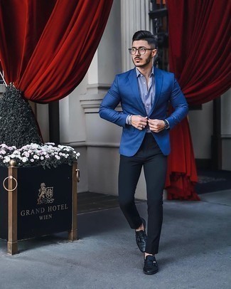 Black Chinos with Blue Blazer Outfits: A smart casual combo of a blue blazer and black chinos can maintain its relevance in many different circumstances. To give your overall ensemble a more sophisticated feel, add a pair of black leather tassel loafers to this look.