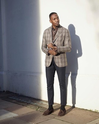 Tan Plaid Blazer Outfits For Men: This classic and casual combo of a tan plaid blazer and charcoal chinos is super easy to put together without a second thought, helping you look awesome and ready for anything without spending a ton of time combing through your closet. You can go down a more elegant route with footwear by slipping into dark brown suede tassel loafers.
