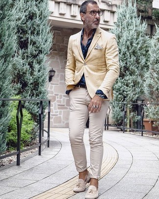 Yellow Blazer Outfits For Men: We love the way this semi-casual combination of a yellow blazer and beige chinos instantly makes any man look dapper. Avoid looking too casual by finishing with beige suede tassel loafers.