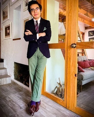 Violet Socks Outfits For Men: A navy blazer and violet socks are great menswear must-haves that will integrate brilliantly within your day-to-day casual wardrobe. Burgundy leather tassel loafers will give an elegant twist to this getup.