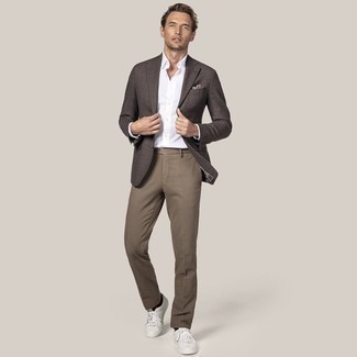 Grey Pocket Square Outfits: If you’re a jeans-and-a-tee kind of guy, you'll like this low-key yet laid-back and cool pairing of a dark brown blazer and a grey pocket square. For a classier feel, introduce a pair of white canvas low top sneakers to your look.