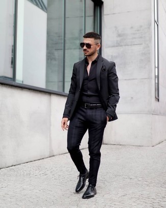 Black Pocket Square Outfits: If the situation permits an off-duty getup, you can go for a black blazer and a black pocket square. Add a pair of black leather oxford shoes to the mix for a masculine aesthetic.