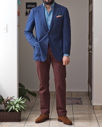 Navy Blazer Warm Weather Outfits For Men: A classic and casual combination of a navy blazer and brown chinos can be fitting in many different settings. Complement this getup with brown suede desert boots and the whole look will come together perfectly.