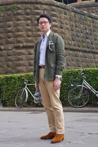 Tobacco Suede Oxford Shoes Outfits: If you don't take your personal style lightly, go for an effortlessly neat outfit in an olive blazer and khaki chinos. Here's how to spruce up this outfit: tobacco suede oxford shoes.