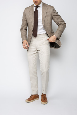 Brown Leather Low Top Sneakers Outfits For Men: This smart combo of a brown blazer and beige linen chinos is capable of taking on different nuances according to how you style it. Finishing with a pair of brown leather low top sneakers is a fail-safe way to infuse an easy-going touch into your look.