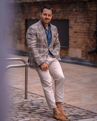 Grey Plaid Blazer Outfits For Men: A grey plaid blazer and beige chinos are a pairing that every smart man should have in his menswear collection. Put an elegant spin on an otherwise everyday getup by finishing with tan suede loafers.