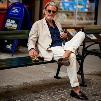 Tan Linen Blazer Outfits For Men: Go for a tan linen blazer and white chinos for a neat classy outfit. And if you need to effortlessly level up this ensemble with footwear, add a pair of dark brown leather loafers to the mix.