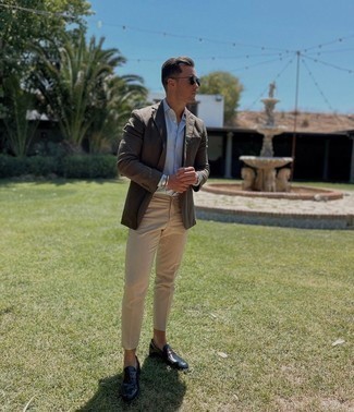 Beige Chinos Outfits: Up your menswear game by putting together an olive blazer and beige chinos. You know how to dial it up: navy leather loafers.