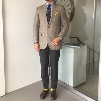 Mustard Pocket Square Outfits: Try pairing a brown plaid blazer with a mustard pocket square to assemble an interesting and contemporary ensemble. Get a little creative with shoes and lift up this look by finishing off with a pair of dark brown leather loafers.