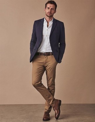 Brown Chinos Summer Outfits: You'll be surprised at how extremely easy it is for any man to get dressed like this. Just a navy blazer teamed with brown chinos. Up your whole look by slipping into a pair of brown leather brogues. As we all know, the key to getting through the hottest time of year is sporting easy and breezy getups like this one.